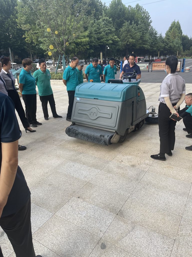 新闻报道:驾驶式扫地机,城市清洁的新力量