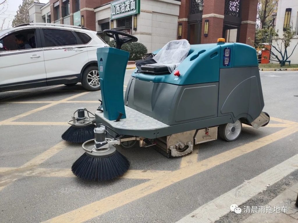 新闻报道:驾驶式扫地机,城市清洁的新力量